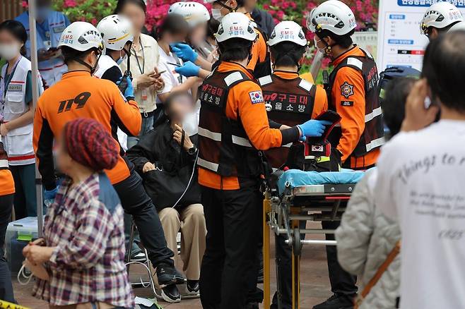 21일 서울 관악구 봉천동의 한 아파트에서 불이 나 구조대원들이 부상자들을 응급조치하고 있다. 뉴스1