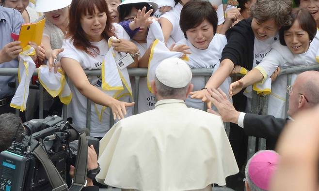 프란치스코 교황이 15일 대전월드컵경기장에서 열린 ‘성모승천대축일미사’에 참석해 세월호 참사 유가족들을 위로하고 있다. (사진공동취재단) 2014.8.15/뉴스1