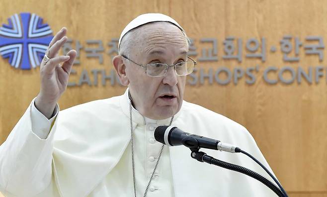 2014년 8월 14일 방한한 프란치스코 교황이 서울 광진구 한국천주교중앙협의회를 방문해 한국주교단과 만남에서 연설하고있다. 사진공동취재단