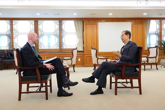 한덕수 대통령 권한대행 국무총리가 지난 17일 정부서울청사에서 영국 언론사 파이낸셜타임스 크리스찬 데이비스 영국 파이낸셜타임스(FT) 서울지국장과 미국 관세조치에 대한 대응, 국정운영 및 안보 정책 방향 등에 대한 인터뷰를 하고 있다. 국무총리실 제공