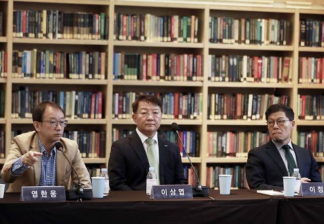 18일 최종현학술원이 서울 강남구 한국고등교육재단빌딩에서 개최한 ‘과학기술의 시대, 흔들리지 않는 국가전략을 묻는다’ 과학기술 정책 포럼에서 염한웅 포스텍 교수, 이상엽 KAIST 연구부총장, 이정동 서울대 기술경영경제정책대학원 교수(왼쪽부터)가 발언하고 있다. 최종현학술원 제공
