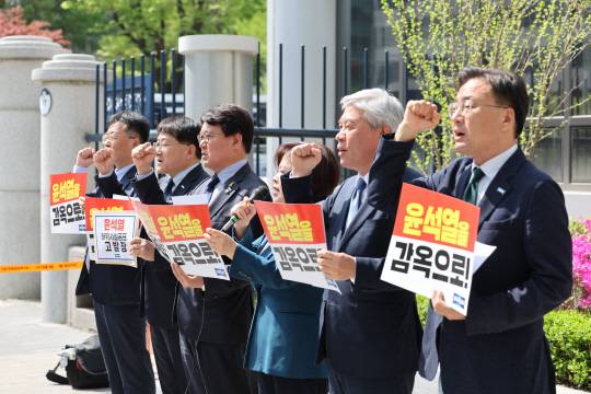 조국혁신당 황운하 원내대표와 의원들이 21일 서울 경찰청 국가수사본부에 윤석열 전 대통령을 허위사실공표 혐의로 고발하기 앞서 기자회견을 하고 있다. 오른쪽부터 혁신당 신장식·서왕진·정춘생 의원, 황운하 원내대표, 차규근 의원.<연합뉴스 사진>