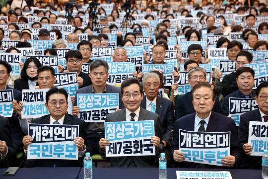 지난 4월17일 서울 용산구 전쟁기념관에서 열린 새미래민주당 '개헌연대 국민대회'에서 당 잠룡이자 상임고문인 이낙연(가운데) 전 국무총리를 비롯한 참석자들이 단체 피켓팅을 하고 있다. 앞줄 왼쪽부터 전병헌 당대표, 이낙연 전 총리, 정대철 대한민국헌정회 회장.<연합뉴스 사진>