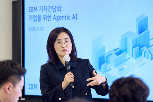 이지은 한국IBM 전무가 21일 열린 간담회에서 자사 기업용 AI 전략에 대해 설명하고 있다. IBM 제공
