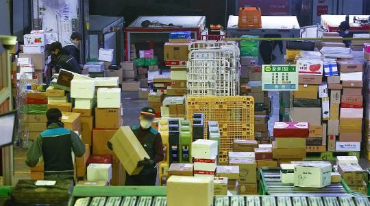 사진은 택배 물류센터의 모습. 연합뉴스