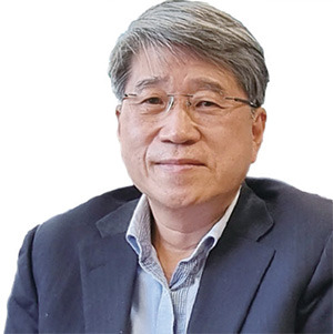 김경원 세종대 석좌교수- 전 삼성증권 리서치센터장,전 삼성경제연구소 전무, 전 CJ그룹 전략총괄기획 부사장, 전 대성합동지주 사장, 전 세종대 부총장 및 경영경제대 학장