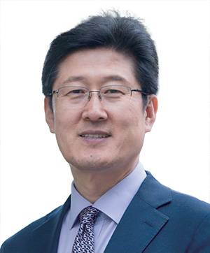 김인현 고려대법학 전문대학원 명예 교수·선장- 한국해양대 항해학, 고려대법학 학·석·박사, 전 일본 산코기센 항해사·선장