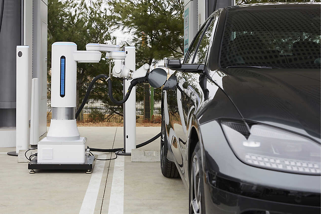 현대차그룹이 개발한 전기차 자동충전 로봇.