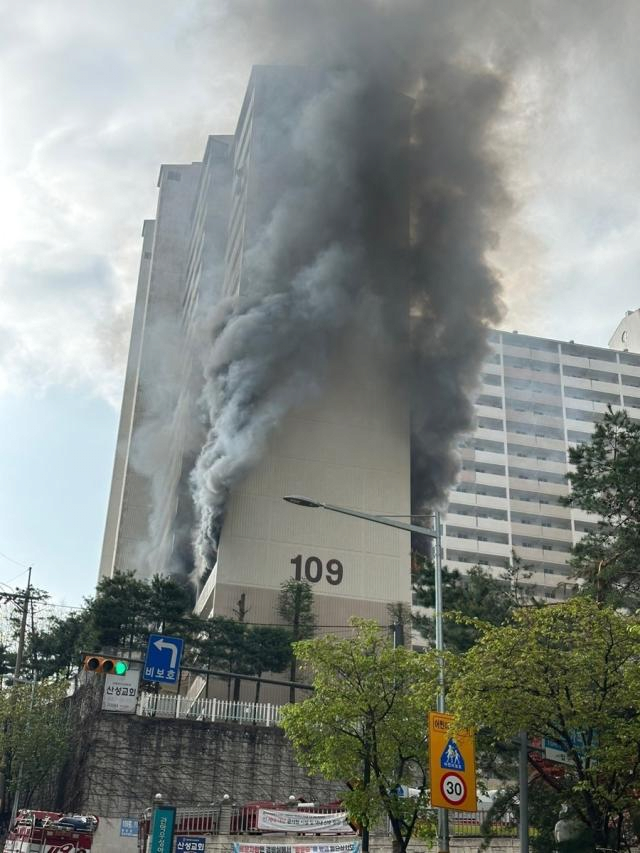 057c083da199472ca04841a434784748.png 봉천동 아파트 화재 용의자 60대 남성.. 사고발생전 빌라 3곳도 돌아다니며 방화