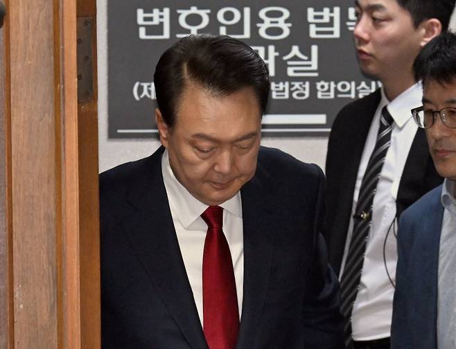 윤석열 전 대통령이 21일 서울 서초구 서울중앙지법에서 열린 내란 우두머리 혐의 형사재판 2차 공판에 출석하고 있다.[사진공동취재단] /사진=연합뉴스