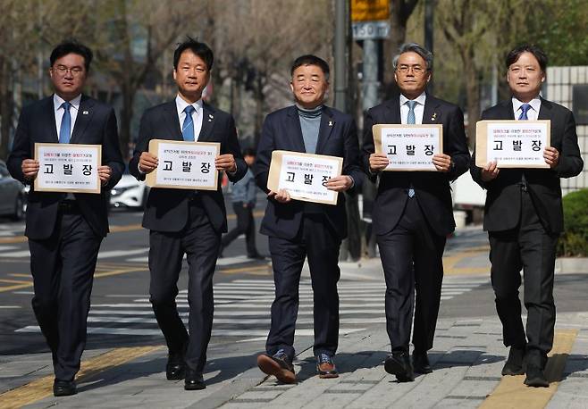 더불어민주당 이재명 전 대표의 대선 예비후보 캠프 소속 의원들이 16일 서울경찰청 민원실에서 이 전 대표의 딥페이크 영상 유포 혐의를 받는 유튜버 등을 공직선거법 위반죄로 고발하고 있다. 사진=연합뉴스