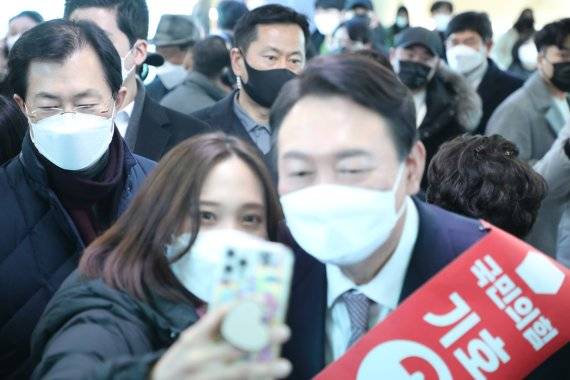 윤석열 당시 국민의힘 대선 후보가 지난 2022년 1월 14일 오후 6시 부산 도시철도 1, 2호선 서면역에서 시민들과 퇴근길 기념 촬영을 하고 있다. 뉴스1