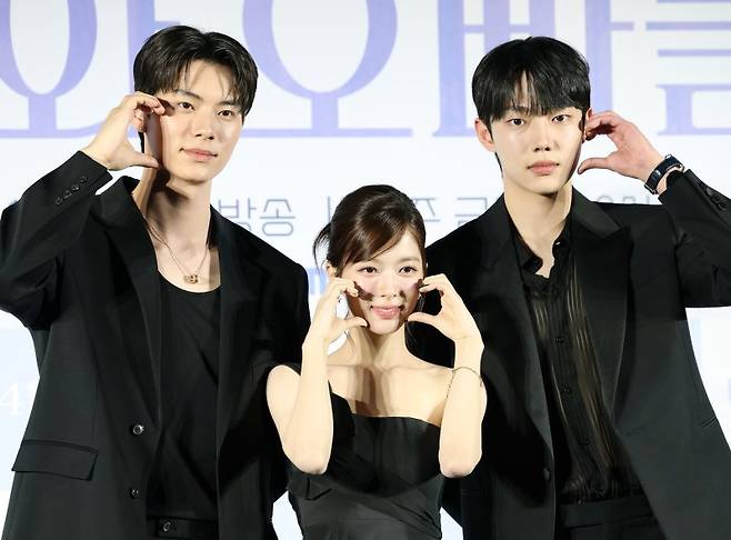 동명의 카카오웹툰 원작 MBC 새 금토드라마 '바니와 오빠들'의 주연 배우들. 뉴스1