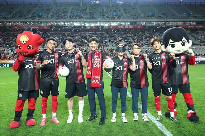 지난 19일 서울월드컵경기장에서 열린 '장애인의 날, 패럴림피언과 함께하는 장애인체육 홍보 행사'에서 참가자들이 기념사진을 찍고 있다. 프로-스펙스 제공