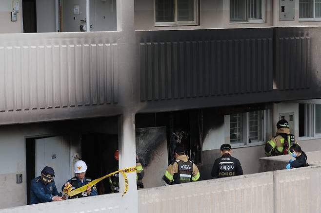 21일 서울 관악구 봉천동의 한 아파트에서 불이 나 소방대원 및 과학수사대가 진화작업 후 현장을 확인하고 있다. 뉴스1