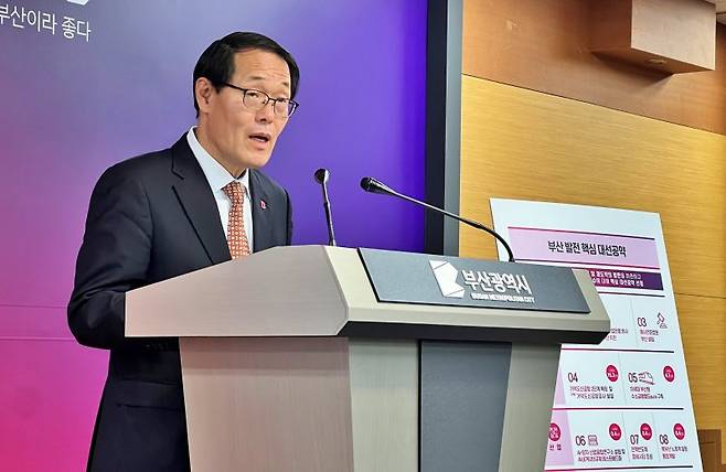 이준승 부산시 행정부시장이 21일 부산 연제구 부산시청 기자회견장에서 제21대 대통령 선거를 앞두고 가덕도신공항 2단계 확장 및 낙동항 하구 국가 3대 녹지 지정 등 3대 분야 32개 사업 140조원 규모의 부산 지역 공약 과제를 발표했다. 뉴시스 제공