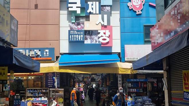 지난 19일 찾은 부산 국제시장에서 상인·부산시민·관광객들이 분주하게 움직이고 있다. 사진=이해람 기자