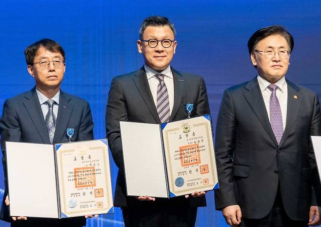 송용진 두산에너빌리티 전략·혁신 부문장(사장·가운데)이 21일 제58회 과학의 날 기념식에서 과학기술 분야 포장을 수상한 뒤 관계자들과 기념촬영을 하고 있다. 두산에너빌리티 제공