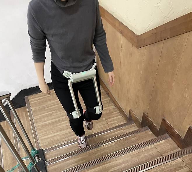 지난 3월26일 기자가 웨어러블 로봇 ’윔’을 착용하고 계단을 오르고 있다.