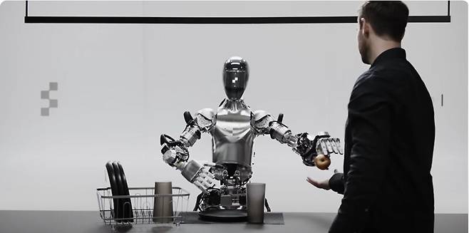 지난해 3월 공개된 시연 영상에서 휴머노이드 로봇 ‘피겨 01’이 ‘먹을 것 좀 달라’는 사람에게 사과를 건네는 모습. 피겨AI 유튜 갈무리