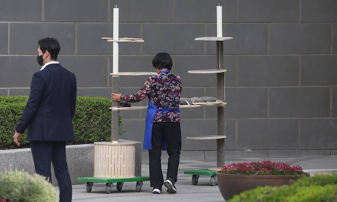 윤석열 전 대통령이 한남동 관저를 떠나 서초동 사저로 거처를 옮기는 것으로 알려진 지난 11일 서울 서초구 사저 아크로비스타에서 관계자가 캣타워를 옮기고 있다. 연합뉴스