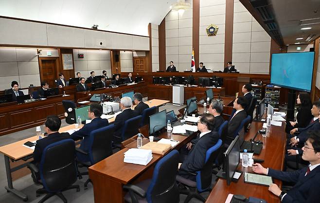 21일 오전 서울 서초구 서울중앙지법에서 열린 윤석열 전 대통령의 내란 우두머리 혐의 형사 재판 2차 공판이 시작되고 있다. 사진공동취재단