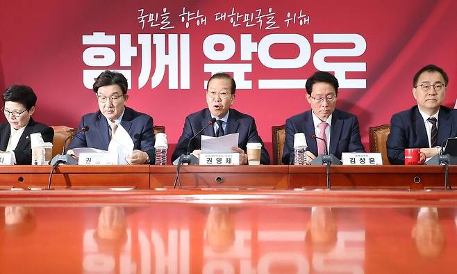 권영세 국민의힘 비상대책위원장(가운데)이 21일 국회에서 열린 비상대책위원 회의에서 발언하고 있다. 연합뉴스