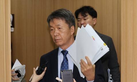 김용원 인권위 상임위원이 지난달 24일 오후 열린 제7차 전원위원회에 입장하며 취재진의 질문을 받고 있다. 신소영 기자 viator@hani.co.kr