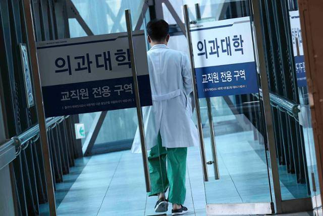 2월 서울 시내의 한 의과대학 병원에서 한 의료진이 이동하고 있다. 사진은 기사 내용과 관련 없음. 뉴시스