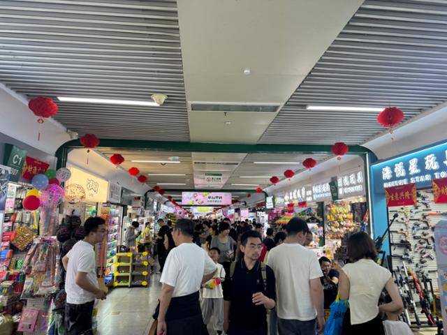 행인들이 19일 중국 저장성 이우시 이우시장의 완구 코너를 지나가고 있다. 이우=이혜미 특파원