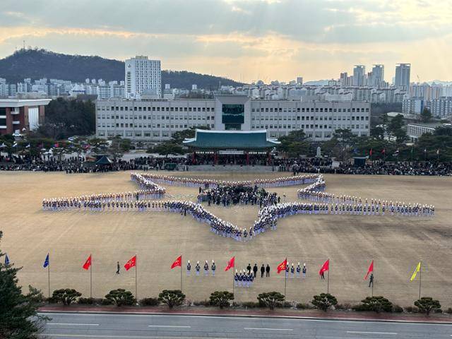2월 26일 서울 노원구 육군사관학교 화랑연병장에서 열린 80기 졸업 및 임관식에서 임관식 2부 화랑대의 별 행사가 진행되고 있다. 육군 제공
