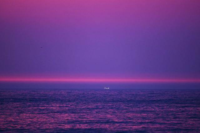 여명은 찰나의 황홀경을 우리에게 선사하고 한 줄기 붉은빛으로 좁아지더니 순식간에 사라져 갔다.