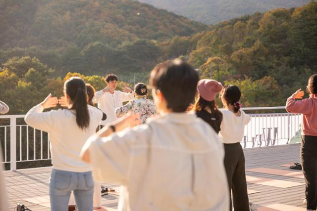 경북 예천군 청년마을인 생텀마을 참가자들이 지난해 11월 2일 효자면 복합문화공간에서 체조를 하고 있다. 생텀마을 제공