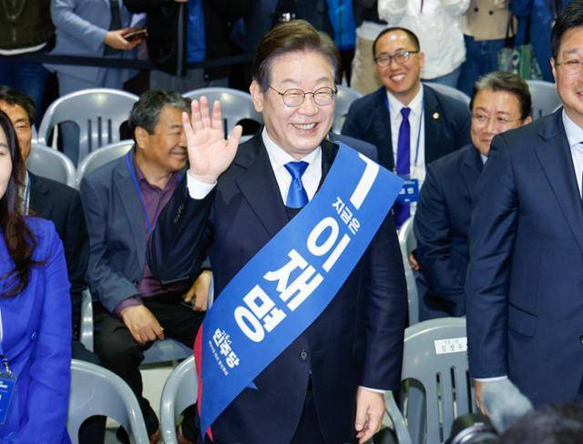 이재명 더불어민주당 대선 경선 후보가 20일 오후 경남 울산전시컨벤션센터에서 열린 영남권 합동연설회에서 대의원·권리당원의 온라인·ARS 투표 결과 투표수 7만3,255표 중 6만6,526표(득표율 90.81%)로 1위를 차지, 인사하고 있다. 뉴스1