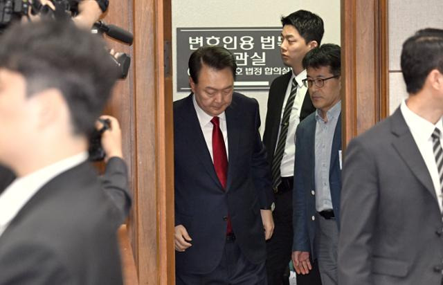 윤석열 전 대통령이 21일 서울 서초동 서울중앙지법에서 열린 내란 우두머리 혐의 형사재판 두 번째 공판에 출석하고 있다. 사진공동취재단