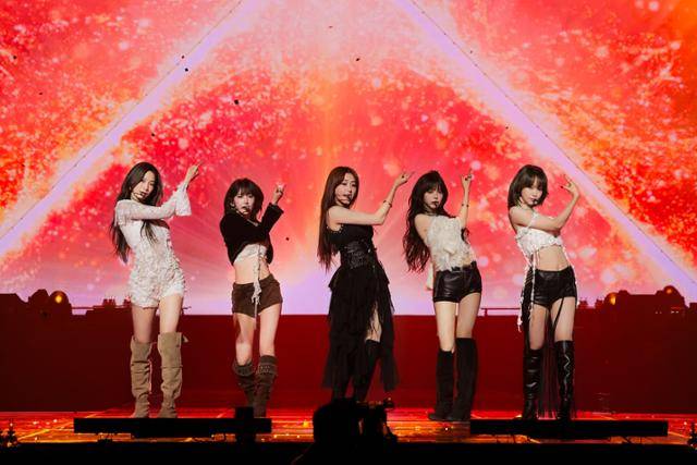 걸그룹 르세라핌이 20일 인천 영종도 인스파이어 아레나에서 공연하고 있다. 쏘스뮤직 제공