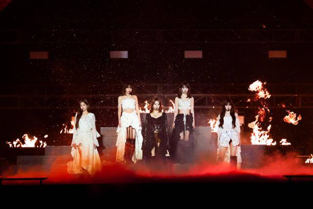 걸그룹 르세라핌이 20일 인천 영종도 인스파이어 아레나에서 공연하고 있다. 쏘스뮤직 제공