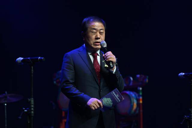 김용호 서울시의회 도시안전건설위원회 부위원장이 20일 서울 용산구 노들섬 라이브하우스에서 열린 ‘제1회 서울세대공감음악회’에서 개회사를 하고 있다. 하상윤 기자