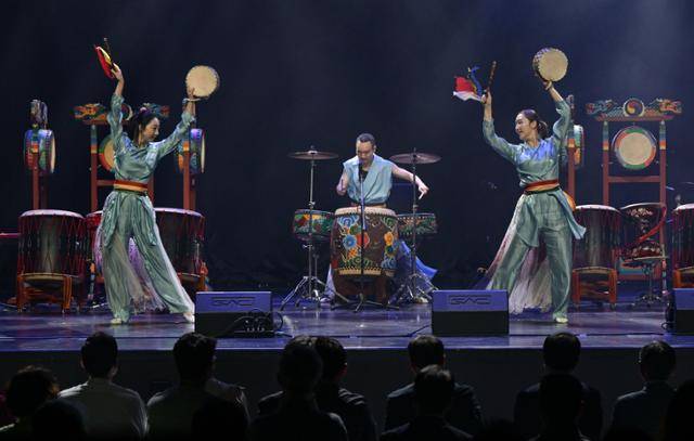 20일 서울 용산구 노들섬 라이브하우스에서열린 ‘제1회 서울세대공감음악회’에서 타포스 난타가 공연을 선보이고 있다. 하상윤 기자