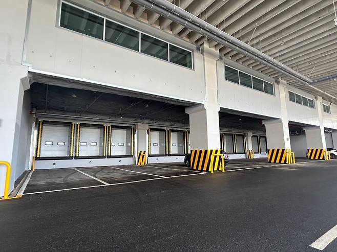 당장 상하차가 가능하고, 층마다 상저온 최첨단 시설을 갖춘 테무의 김포 물류센터 모습. 김포=서지영 기자&nbsp;&nbsp;