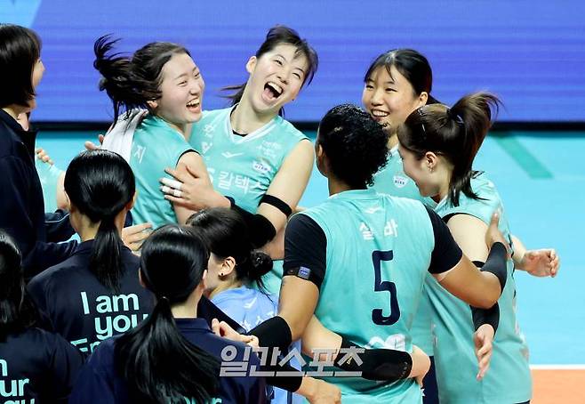 유서연이 19일 오후 서울 장충체육관에서 열린 2024-2025 프로배구 V리그 여자부 GS캘텍스와 페퍼저축은행의 경기에서 세트스코어 3대 0으로 완승을 거둔 후 동료들과 기뻐하고 있다. 김민규 기자 mgkim1@edaily.co.kr /2025.01.19/