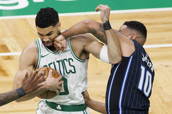 <yonhap photo-1044=""> epa12043617 Boston Celtics forward Jayson Tatum (L) keeps the ball from Orlando Magic guard Cory Joseph (R) during the third quarter of the Eastern Conference First Round playoff game one between the Boston Celtics and the Orlando Magic in Boston, Massachusetts, USA, 20 April 2025. EPA/CJ GUNTHER SHUTTERSTOCK OUT/2025-04-21 06:33:36/ <저작권자 ⓒ 1980-2025 ㈜연합뉴스. 무단 전재 재배포 금지, AI 학습 및 활용 금지></yonhap>