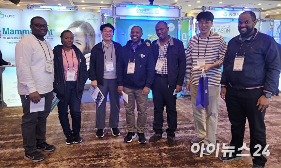 지난 17일 백남선 암병원장이 '세계유방암학회(GBCC 2025)'에 참석해 세계 각국의 참석자와 기념 사진을 찍고 있다. [사진=포항세명기독병원]