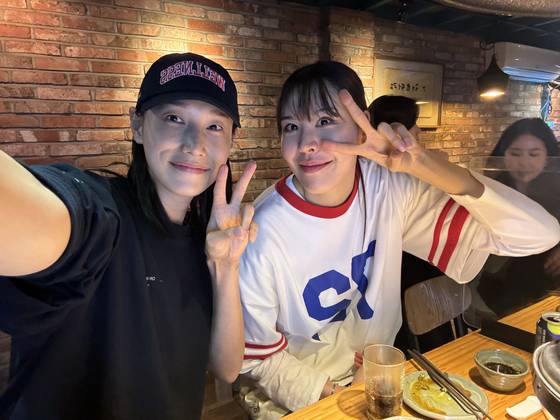 각각 한국여자농구와 여자배구를 책임진 박지수(오른쪽)과 김연경은 절친한 사이다. [사진 박지수]