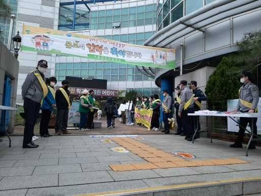 학교전담경찰관은 학교폭력을 예방하고 근절하기 위한 업무를 전담하는 경찰로 새 학기 초에는 초·중·고등학교 등굣길 학교폭력예방 캠페인을 펼친다.