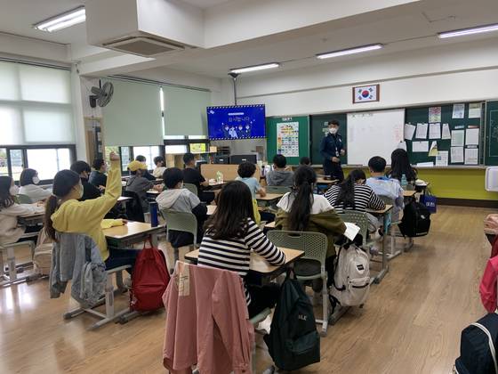 피해 학생을 보호하고 가해 학생을 선도하는 활동을 하며 학교에 방문해 예방 프로그램도 진행하는 서울광진경찰서 여성청소년과 경찰.