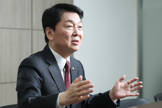 안철수 국민의힘 대선 경선 후보가 20일 오전 서울 여의도 자신의 선거사무실에서 중앙일보와 인터뷰를 하고 있다. 전민규 기자