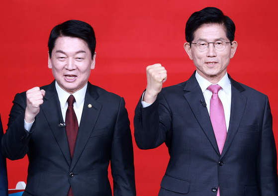 19일 오후 서울 강서구 ASSA아트홀에서 열린 국민의힘 '제21대 대통령후보자 1차 경선 조별 토론회'에 참석한 안철수(왼쪽)·김문수 후보가 기념 촬영을 하고 있다. [뉴스1]