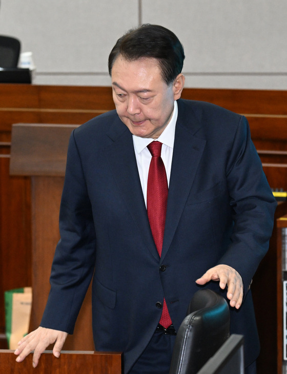 윤석열 전 대통령이 21일 서울 서초동 서울중앙지법에서 열린 내란 우두머리 혐의 형사재판 2번째 공판에 출석하고 있다. 사진공동취재단