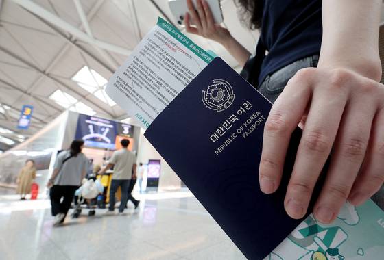 여권을 든 해외여행객이 지난해 7월 1일 인천국제공항 제1터미널 출국장에서 이동하고 있다. 뉴스1